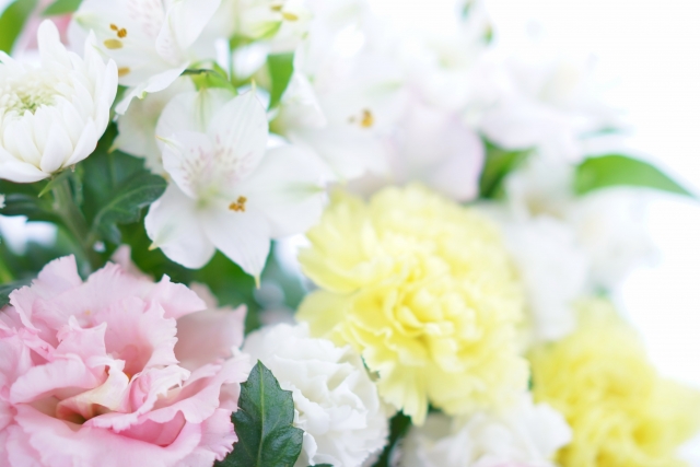白・黄色・ピンクの仏花